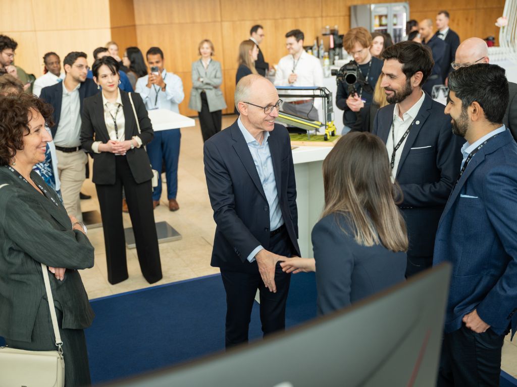Prime Minister Luc Frieden visiting SnT's partnership Day